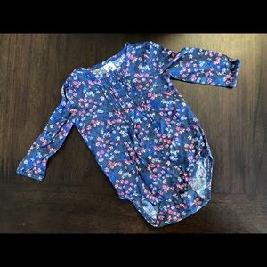 3/$20 ❣️NWOT OshKosh B’gosh Floral Onesie 6-9mo